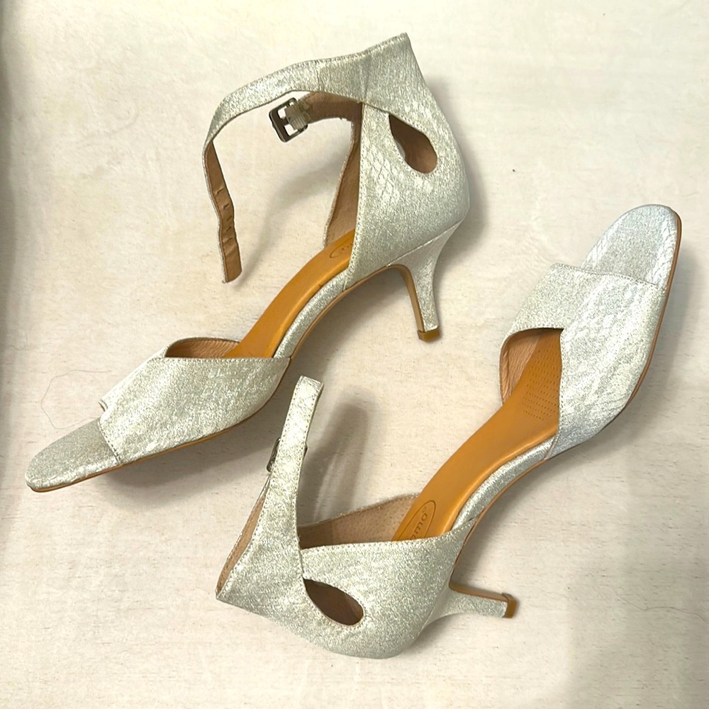 Gorgeous Metallic Silver Corso Como Heels Size 9.5